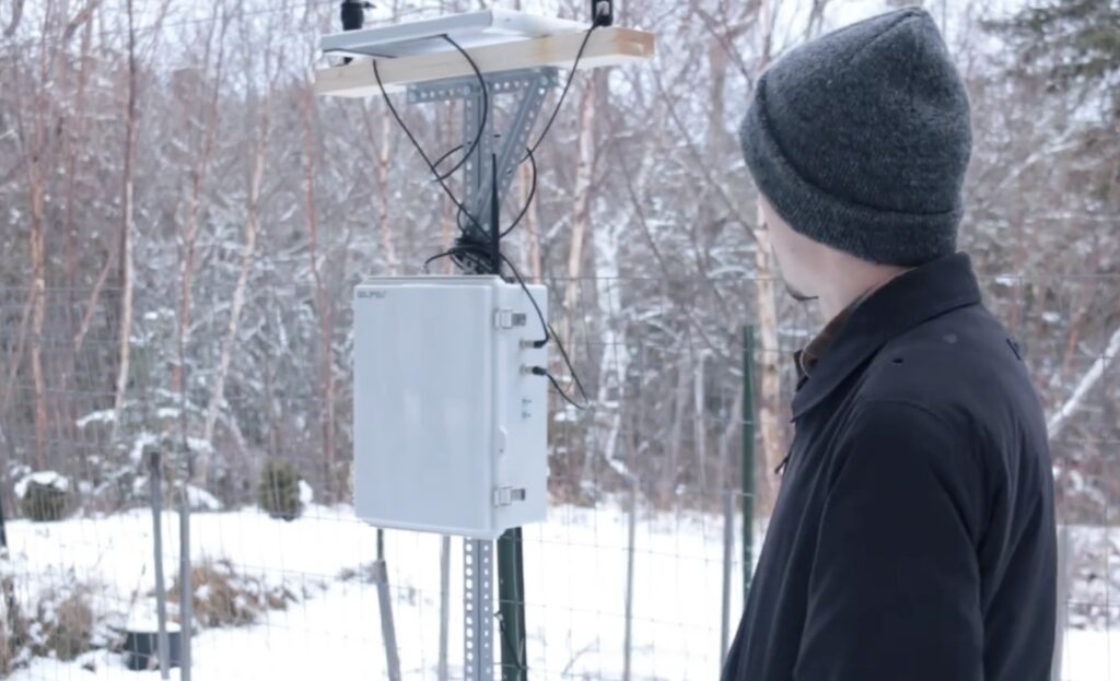 A DIY weather display with dedicated outdoor sensor station