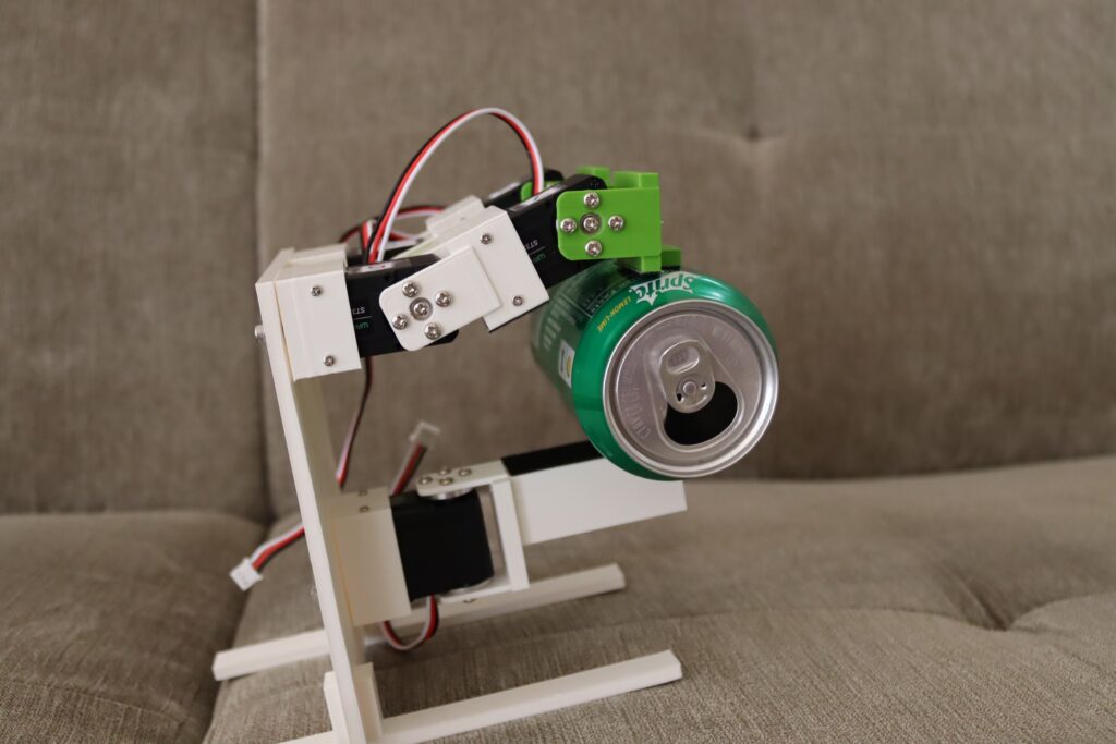 This three-fingered robot hand makes use of serial bus servos