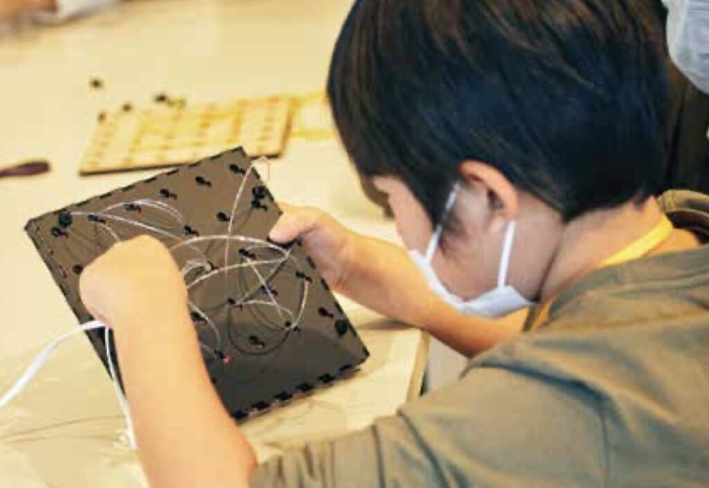 This unique electronic toy helps children learn their shapes